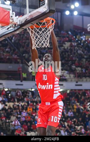 Pireo, Grecia. 13th Dec, 2022. #10 MOUSTAPHA CADUTA di Olympiacos Piraeus reagire durante la partita Eurolega di Turkish Airlines tra Olympiacos Piraeus e Fenerbahce Beko Istanbul allo Stadio della Pace e dell'amicizia il 13 dicembre 2022 a Piraeus, Grecia Credit: Independent Photo Agency/Alamy Live News Foto Stock