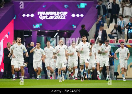 DOHA, QATAR - 13 DICEMBRE: I giocatori argentini riscaldano la Coppa del mondo FIFA Qatar 2022 Semifinali tra Argentina e Croazia al Lusail Stadium il 13 dicembre 2022 a Lusail, Qatar. (Foto di Florencia Tan Jun/PxImages) Foto Stock