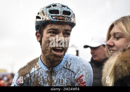Il campione del mondo belga Wout Van Aert e la sua fidanzata Sarah De Bie nella foto, dopo aver vinto la corsa degli uomini d'élite nei campionati del mondo ciclocross questo week-end a Bieles, Lussemburgo, domenica 29 gennaio 2017. BELGA FOTO PISCINA KRAMON Foto Stock