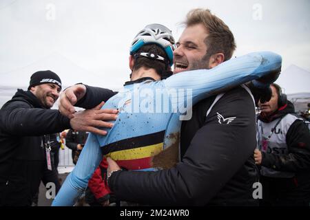 Il campione del mondo belga Wout Van Aert e il direttore dello sport Niels Albert hanno mostrato la foto dopo aver vinto la corsa degli uomini d'élite nei campionati del mondo ciclocross questo week-end a Bieles, Lussemburgo, domenica 29 gennaio 2017. BELGA FOTO PISCINA TORNANTI Foto Stock
