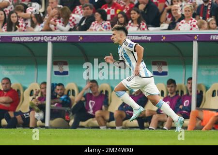 DOHA, QATAR - 13 DICEMBRE: Il giocatore di Argentina Lisandro Martínez corre durante la partita di semifinale della Coppa del mondo FIFA Qatar 2022 tra Argentina e Croazia al Lusail Stadium il 13 dicembre 2022 a Lusail, Qatar. (Foto di Florencia Tan Jun/PxImages) Foto Stock