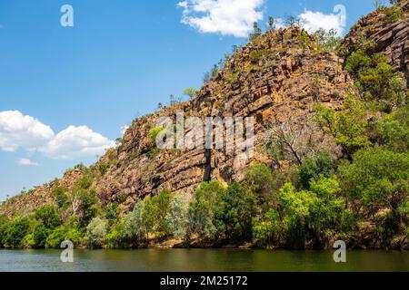 Vista del fiume Katherine e la sua profonda gola scavata attraverso l'antica arenaria, nel Parco Nazionale di Nitmiluk (Katherine Gorge), territorio del Nord, Aust Foto Stock