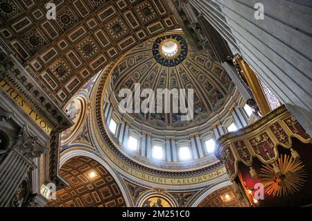 Gli splendidi interni della Basilica di San Pietro a Roma la chiesa più grande del mondo costruita sul luogo dove si pensa che San Pietro sia stato sepolto Foto Stock