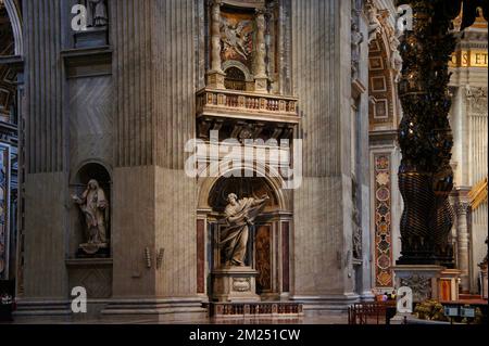 Gli splendidi interni della Basilica di San Pietro a Roma la chiesa più grande del mondo costruita sul luogo dove si pensa che San Pietro sia stato sepolto Foto Stock