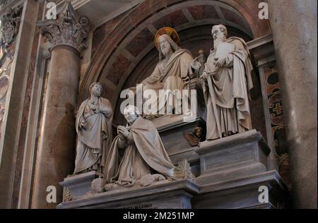 Gli splendidi interni della Basilica di San Pietro a Roma la chiesa più grande del mondo costruita sul luogo dove si pensa che San Pietro sia stato sepolto Foto Stock