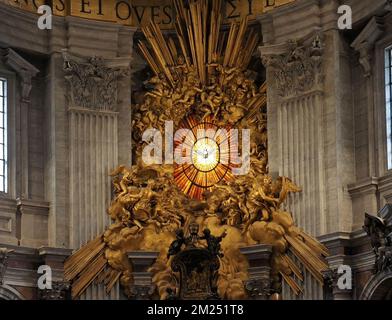 Gli splendidi interni della Basilica di San Pietro a Roma la chiesa più grande del mondo costruita sul luogo dove si pensa che San Pietro sia stato sepolto Foto Stock