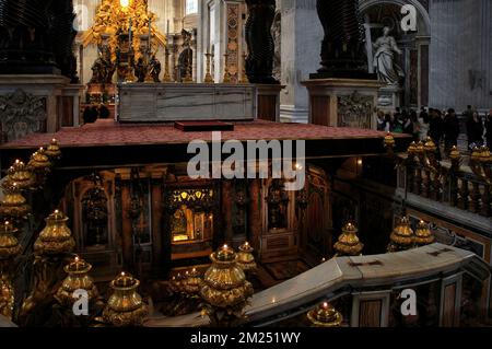 Gli splendidi interni della Basilica di San Pietro a Roma la chiesa più grande del mondo costruita sul luogo dove si pensa che San Pietro sia stato sepolto Foto Stock