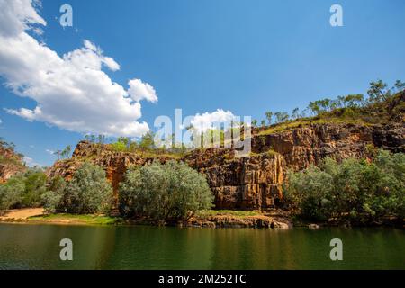 Vista del fiume Katherine e la sua profonda gola scavata attraverso l'antica arenaria, nel Parco Nazionale di Nitmiluk (Katherine Gorge), territorio del Nord, Aust Foto Stock