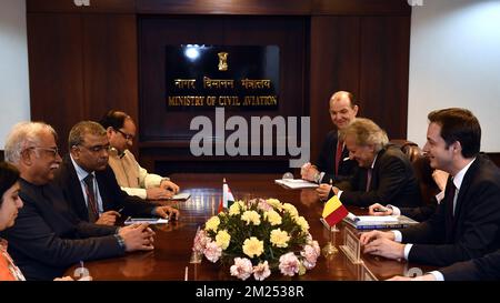 Il ministro indiano dell'aviazione civile Pusapati Ashok Gajapathi Raju (L) e il vice primo ministro e ministro dello sviluppo della cooperazione, dell'Agenda digitale, dei servizi postali e delle telecomunicazioni Alexander De Croo (R), raffigurati durante una riunione, Il secondo giorno di una visita di due giorni in India del Vice primo Ministro e Ministro della cooperazione allo sviluppo, Agenda digitale, Telecomunicazioni e servizi postali, martedì 07 febbraio 2017, a Nuova Delhi, India. FOTO DI BELGA ERIC LALMAND Foto Stock