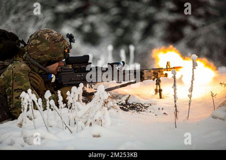 JBER, Alaska, Stati Uniti. 3rd Dec, 2022. Un fantino della Guardia Nazionale dell'Alaska assegnato a Avalanche Company, 1st battaglione, 297th reggimento di fanteria, tirare la sicurezza dopo una lotta contro il fuoco durante un esercizio di addestramento vicino alla base congiunta Elmendorf-Richardson dicembre. 3, 2022. L'esercizio è stato finalizzato a migliorare la preparazione al combattimento delle unità e a valutare la competenza in un ambiente artico. Credito: USA Army/ZUMA Press Wire Service/ZUMAPRESS.com/Alamy Notizie dal vivo Foto Stock