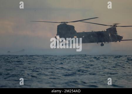 Camp Pendleton, California, Stati Uniti. 2nd Dec, 2022. STATI UNITI Marines con Bravo Company, 1st Battaglione di rinascita, 1st Divisione Marina, salto da un U.S.A. Army MH-47 elicottero Chinook con 160th Special Operations Aviation Regiment durante l'addestramento di Helocast come parte di Steel Knight 23 al largo della costa del corpo dei Marine base Camp Pendleton, California, dicembre. 2, 2022. Helocasting è un metodo di inserimento marittimo per piccole unità durante operazioni anfibie. Steel Knight è un esercizio annuale combinato di armi dal fuoco vivo che assicura che 1st MARDIV sia ottimizzato per la guerra navale di spedizione in spa contestata Foto Stock