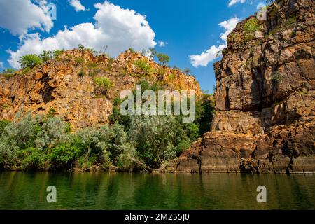 Vista del fiume Katherine e la sua profonda gola scavata attraverso l'antica arenaria, nel Parco Nazionale di Nitmiluk (Katherine Gorge), territorio del Nord, Aust Foto Stock