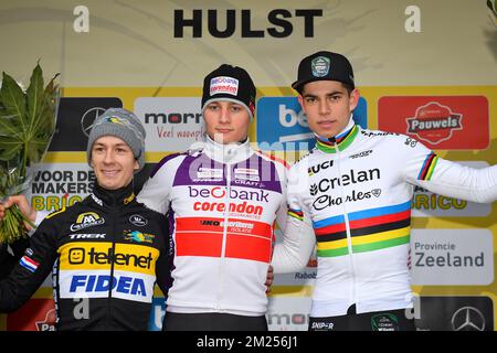 L'olandese Lars Van Der Haar, l'olandese Mathieu Van Der Poel e il campione del mondo belga Wout Van Aert festeggiano sul podio dopo la gara d'élite maschile del Vestingcross (Brico Cross), gara di ciclocross, a Hulst, Paesi Bassi, domenica 12 febbraio 2017. FOTO DI BELGA DAVID STOCKMAN Foto Stock