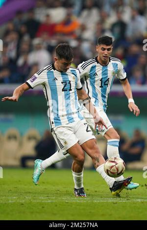 Lusail, Qatar. 13th Dec, 2022. Lusail Stadium DOHA, QATAR - 13 DICEMBRE: Giocatore dell'Argentina Paulo Dybala passa la palla durante la Coppa del mondo FIFA Qatar 2022 Semifinali match tra Argentina e Croazia al Lusail Stadium il 13 dicembre 2022 a Lusail, Qatar. (Foto di Florencia Tan Jun/PxImages) (Florencia Tan Jun/SPP) Credit: SPP Sport Press Photo. /Alamy Live News Foto Stock