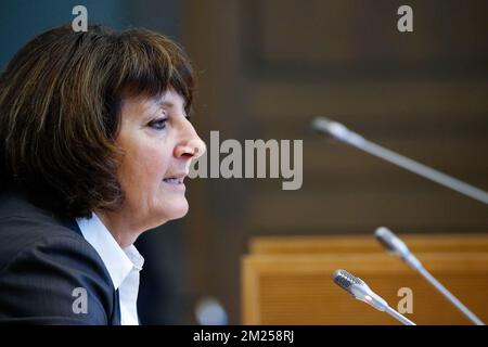 PS' Olga Zrihen è stato raffigurato durante la rata della commissione d'inchiesta di Publifin presso il Parlamento vallone di Namur, giovedì 16 febbraio 2017. FOTO DI BELGA BRUNO FAHY Foto Stock