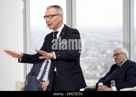 Il CFO di Belfius Johan Vankelecom, il presidente del consiglio di amministrazione di Belfius Jos Clijsters e l'amministratore delegato di Belfius Marc Raisiere hanno partecipato alla conferenza stampa della banca e compagnia assicurativa Belfius per presentare i risultati 2016, giovedì 23 febbraio 2017, presso la sede centrale di Belfius a Bruxelles. FOTO DI BELGA DIRK WAEM Foto Stock