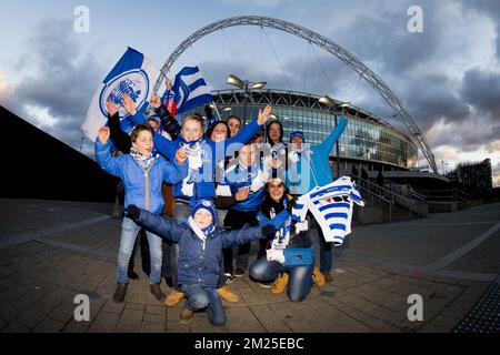 I tifosi di Gent si sono fotografati fuori dallo stadio di Wembley davanti a una partita tra la squadra britannica Tottenham e la squadra di calcio belga KAA Gent, tappa di ritorno delle 1/16 finali del concorso Europa League, Londra, giovedì 23 febbraio 2017. Gent ha vinto la prima tappa 1-0. FOTO DI BELGA JASPER JACOBS Foto Stock