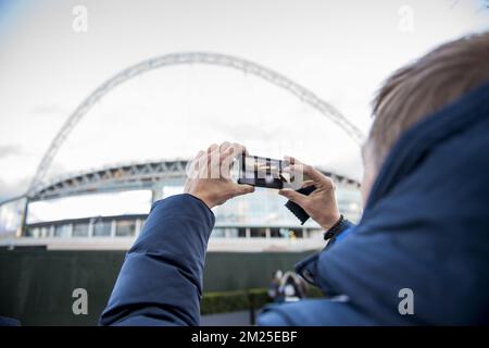 I tifosi di Gent si sono fotografati fuori dallo stadio di Wembley davanti a una partita tra la squadra britannica Tottenham e la squadra di calcio belga KAA Gent, tappa di ritorno delle 1/16 finali del concorso Europa League, Londra, giovedì 23 febbraio 2017. Gent ha vinto la prima tappa 1-0. FOTO DI BELGA JASPER JACOBS Foto Stock