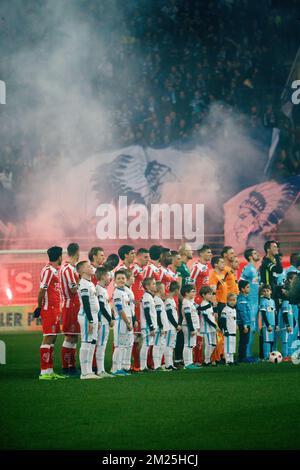 Giocatori di Mouscron i giocatori di Gent hanno mostrato davanti alla partita della Jupiler Pro League tra KAA Gent e Royal Excel Mouscron, a Gent, domenica 26 febbraio 2017, il giorno 28 del campionato di calcio belga. BELGA FOTO KURT DESPLENTER Foto Stock