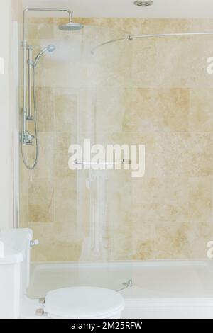 Minimalista, pulito e luminoso bagno a tre elementi con box doccia Foto Stock