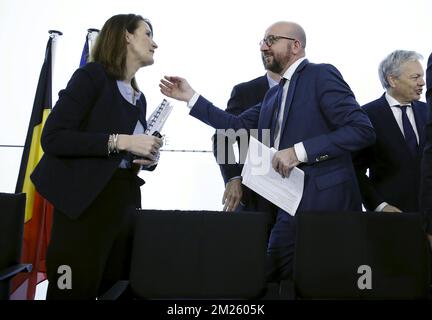 Il ministro del bilancio Sophie Wilmes, il primo ministro belga Charles Michel e il vice primo ministro e ministro degli Esteri Didier Reynders hanno fatto una foto durante una conferenza stampa del governo belga sul controllo del bilancio e sul agreemnet, giunta ieri sera, domenica 19 marzo 2017. FOTO DI BELGA NICOLAS MAETERLINCK Foto Stock