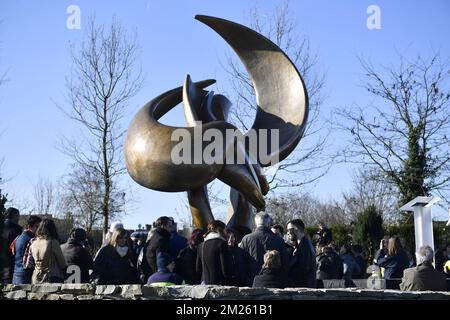 L'illustrazione mostra una cerimonia per rivelare la pace dell'arte bronzea chiamata 'Flight in Mind' dall'artista belga Strebelle, per le vittime dei 22 attentati terroristici dello scorso anno all'aeroporto di Bruxelles a Zaventem, mercoledì 22 marzo 2017. Il 22 2016 marzo 32 persone sono state uccise e 324 sono state ferite in attentati suicidi all'aeroporto di Bruxelles e alla metropolitana di Bruxelles. Foto Stock