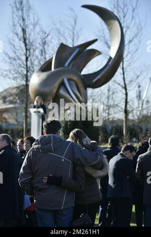 L'immagine mostra una cerimonia per rivelare la pace dell'arte bronzea chiamata 'Flight in Mind' dall'artista belga Strebelle, per le vittime dei 22 attentati terroristici dell'anno scorso all'aeroporto di Bruxelles a Zaventem, mercoledì 22 marzo 2017. Il 22 2016 marzo 32 persone sono state uccise e 324 sono state ferite in attentati suicidi all'aeroporto di Bruxelles e alla metropolitana di Bruxelles. Foto Stock