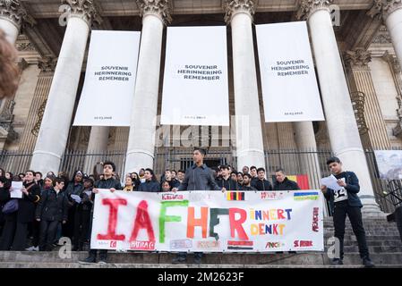 La gente si riunisce presso l'edificio del mercato azionario 'Bourse - Beurs' nel centro di Bruxelles per commemorare le vittime degli attentati terroristici dello scorso anno, mercoledì 22 marzo 2017. Il 22 2016 marzo 32 persone sono state uccise e 324 sono state ferite in attentati suicidi all'aeroporto di Bruxelles e alla metropolitana di Bruxelles. BELGA FOTO AXELLE COLLARD Foto Stock