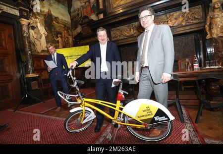 Ludo Van Campenhout, l'alderman di Anversa, e Koen Kennis, l'alderman di Anversa, hanno illustrato nel corso di una conferenza stampa per presentare il programma completo della gara ciclistica di un giorno 'Ronde van Vlaanderen - Tour des Flandres - Tour of Flanders', giovedì 23 marzo 2017, presso il Municipio di Anversa. Il 2nd aprile il tour inizierà ad Anversa per la prima volta. BELGA PHOTO VIRGINIE LEFOUR Foto Stock