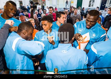 Gent's Kalifa Coulibaly raffigurato durante una visita dei giocatori della squadra di calcio belga KAA Gent al carnevale 'Foor', venerdì 24 marzo 2017, a Gent. FOTO DI BELGA JAMES ARTHUR GEKIERE Foto Stock