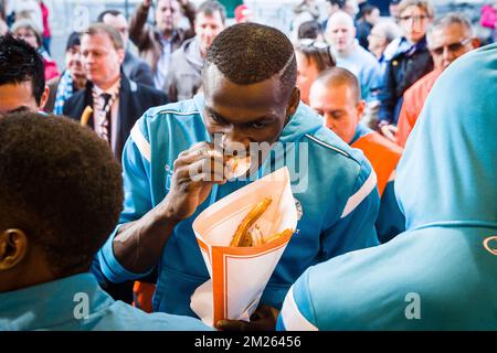 Gent's Kalifa Coulibaly raffigurato durante una visita dei giocatori della squadra di calcio belga KAA Gent al carnevale 'Foor', venerdì 24 marzo 2017, a Gent. FOTO DI BELGA JAMES ARTHUR GEKIERE Foto Stock