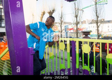 Gent's Kalifa Coulibaly raffigurato durante una visita dei giocatori della squadra di calcio belga KAA Gent al carnevale 'Foor', venerdì 24 marzo 2017, a Gent. FOTO DI BELGA JAMES ARTHUR GEKIERE Foto Stock