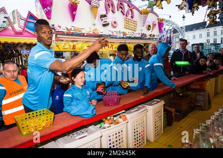 Gent's Kalifa Coulibaly raffigurato durante una visita dei giocatori della squadra di calcio belga KAA Gent al carnevale 'Foor', venerdì 24 marzo 2017, a Gent. FOTO DI BELGA JAMES ARTHUR GEKIERE Foto Stock