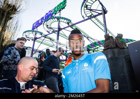 Gent's Kalifa Coulibaly raffigurato durante una visita dei giocatori della squadra di calcio belga KAA Gent al carnevale 'Foor', venerdì 24 marzo 2017, a Gent. FOTO DI BELGA JAMES ARTHUR GEKIERE Foto Stock