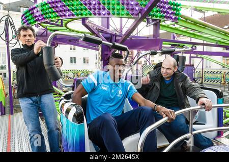 Gent's Kalifa Coulibaly raffigurato durante una visita dei giocatori della squadra di calcio belga KAA Gent al carnevale 'Foor', venerdì 24 marzo 2017, a Gent. FOTO DI BELGA JAMES ARTHUR GEKIERE Foto Stock