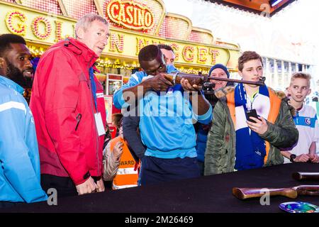 Gent's Kalifa Coulibaly raffigurato durante una visita dei giocatori della squadra di calcio belga KAA Gent al carnevale 'Foor', venerdì 24 marzo 2017, a Gent. FOTO DI BELGA JAMES ARTHUR GEKIERE Foto Stock