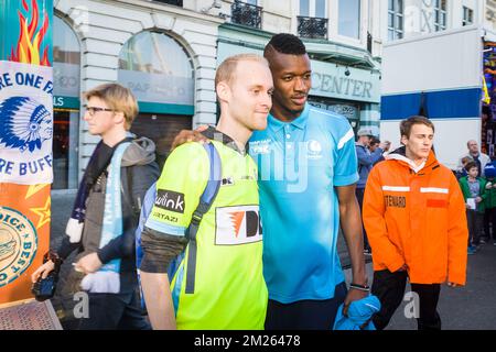 Gent's Kalifa Coulibaly raffigurato durante una visita dei giocatori della squadra di calcio belga KAA Gent al carnevale 'Foor', venerdì 24 marzo 2017, a Gent. FOTO DI BELGA JAMES ARTHUR GEKIERE Foto Stock