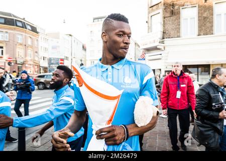 Gent's Kalifa Coulibaly raffigurato durante una visita dei giocatori della squadra di calcio belga KAA Gent al carnevale 'Foor', venerdì 24 marzo 2017, a Gent. FOTO DI BELGA JAMES ARTHUR GEKIERE Foto Stock