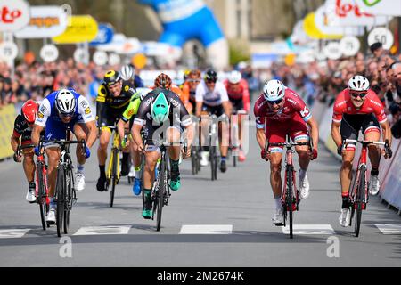 L'italiano Andrea Guardini degli Emirati Arabi Uniti Abu Dhabi, il tedesco Marcel Kittel dei piani Quick-Step, il tedesco Pascal Ackermann di Bora-Hansgrohe, il norvegese Alexander Kristoff di Katusha-Alpecin e il belga Edward Theuns di Trek-Segafredo sprint per il traguardo della seconda tappa della Driedaagse De Panne - Koksijde gara ciclistica, 192,9 km da Zottegem a Koksijde, mercoledì 29 marzo 2017. FOTO DI BELGA DAVID STOCKMAN Foto Stock