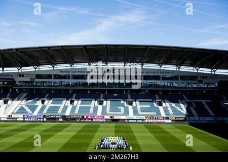 (Riga superiore L-R) Sven De Maere di Gent, Ofir Davidzada, rami Gershon, portiere Brian Vandenbussche, Kalifa Coulibaly, William Troost-Ekong, portiere Lovre Kalinic, Stefan Mitrovic, Darko Bjedov, fisioterapista Bert Bogaert, (Riga centrale superiore L-R), Koen Verzee, Tekie Tesfaldet, Louis Verstraete, Samuel Gigot, Portiere Jacob Rinne, portiere Youn Czekanowicz, portiere Yannick Thoelen, Jeremy Perbet, Thibault De Smet, Samuel Kalu, Gilbert De Lange, (fila centrale inferiore L-R), Dottor Luc Van den Bossche, Birger Verstraete, Thomas Matton, Kenneth Saief, Anderson Esiti, Fisioterapista Matti Mor Foto Stock