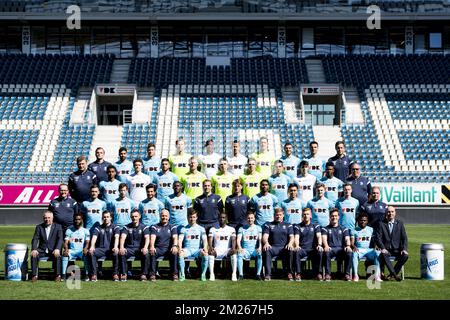 (Riga superiore L-R) Sven De Maere di Gent, Ofir Davidzada, rami Gershon, portiere Brian Vandenbussche, Kalifa Coulibaly, William Troost-Ekong, portiere Lovre Kalinic, Stefan Mitrovic, Darko Bjedov, fisioterapista Bert Bogaert, (Riga centrale superiore L-R), Koen Verzee, Tekie Tesfaldet, Louis Verstraete, Samuel Gigot, Portiere Jacob Rinne, portiere Youn Czekanowicz, portiere Yannick Thoelen, Jeremy Perbet, Thibault De Smet, Samuel Kalu, Gilbert De Lange, (fila centrale inferiore L-R), Dottor Luc Van den Bossche, Birger Verstraete, Thomas Matton, Kenneth Saief, Anderson Esiti, Fisioterapista Matti Mor Foto Stock