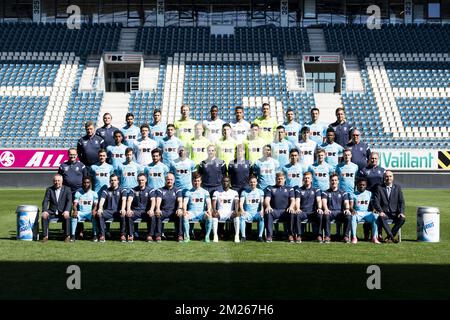 (Riga superiore L-R) Sven De Maere di Gent, Ofir Davidzada, rami Gershon, portiere Brian Vandenbussche, Kalifa Coulibaly, William Troost-Ekong, portiere Lovre Kalinic, Stefan Mitrovic, Darko Bjedov, fisioterapista Bert Bogaert, (Riga centrale superiore L-R), Koen Verzee, Tekie Tesfaldet, Louis Verstraete, Samuel Gigot, Portiere Jacob Rinne, portiere Youn Czekanowicz, portiere Yannick Thoelen, Jeremy Perbet, Thibault De Smet, Samuel Kalu, Gilbert De Lange, (fila centrale inferiore L-R), Dottor Luc Van den Bossche, Birger Verstraete, Thomas Matton, Kenneth Saief, Anderson Esiti, Fisioterapista Matti Mor Foto Stock