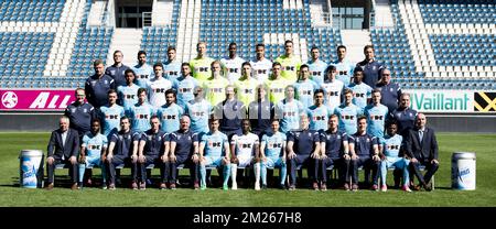 (Riga superiore L-R) Sven De Maere di Gent, Ofir Davidzada, rami Gershon, portiere Brian Vandenbussche, Kalifa Coulibaly, William Troost-Ekong, portiere Lovre Kalinic, Stefan Mitrovic, Darko Bjedov, fisioterapista Bert Bogaert, (Riga centrale superiore L-R), Koen Verzee, Tekie Tesfaldet, Louis Verstraete, Samuel Gigot, Portiere Jacob Rinne, portiere Youn Czekanowicz, portiere Yannick Thoelen, Jeremy Perbet, Thibault De Smet, Samuel Kalu, Gilbert De Lange, (fila centrale inferiore L-R), Dottor Luc Van den Bossche, Birger Verstraete, Thomas Matton, Kenneth Saief, Anderson Esiti, Fisioterapista Matti Mor Foto Stock