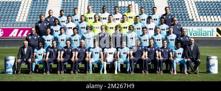 (Riga superiore L-R) Sven De Maere di Gent, Ofir Davidzada, rami Gershon, portiere Brian Vandenbussche, Kalifa Coulibaly, William Troost-Ekong, portiere Lovre Kalinic, Stefan Mitrovic, Darko Bjedov, fisioterapista Bert Bogaert, (Riga centrale superiore L-R), Koen Verzee, Tekie Tesfaldet, Louis Verstraete, Samuel Gigot, Portiere Jacob Rinne, portiere Youn Czekanowicz, portiere Yannick Thoelen, Jeremy Perbet, Thibault De Smet, Samuel Kalu, Gilbert De Lange, (fila centrale inferiore L-R), Dottor Luc Van den Bossche, Birger Verstraete, Thomas Matton, Kenneth Saief, Anderson Esiti, Fisioterapista Matti Mor Foto Stock