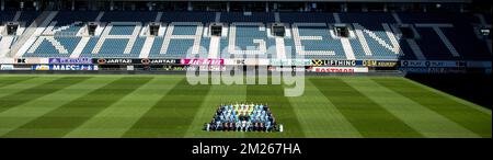 (Riga superiore L-R) Sven De Maere di Gent, Ofir Davidzada, rami Gershon, portiere Brian Vandenbussche, Kalifa Coulibaly, William Troost-Ekong, portiere Lovre Kalinic, Stefan Mitrovic, Darko Bjedov, fisioterapista Bert Bogaert, (Riga centrale superiore L-R), Koen Verzee, Tekie Tesfaldet, Louis Verstraete, Samuel Gigot, Portiere Jacob Rinne, portiere Youn Czekanowicz, portiere Yannick Thoelen, Jeremy Perbet, Thibault De Smet, Samuel Kalu, Gilbert De Lange, (fila centrale inferiore L-R), Dottor Luc Van den Bossche, Birger Verstraete, Thomas Matton, Kenneth Saief, Anderson Esiti, Fisioterapista Matti Mor Foto Stock