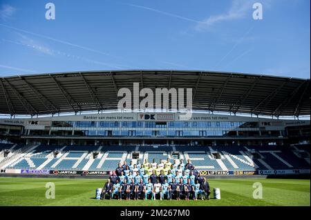 (Riga superiore L-R) Sven De Maere di Gent, Ofir Davidzada, rami Gershon, portiere Brian Vandenbussche, Kalifa Coulibaly, William Troost-Ekong, portiere Lovre Kalinic, Stefan Mitrovic, Darko Bjedov, fisioterapista Bert Bogaert, (Riga centrale superiore L-R), Koen Verzee, Tekie Tesfaldet, Louis Verstraete, Samuel Gigot, Portiere Jacob Rinne, portiere Youn Czekanowicz, portiere Yannick Thoelen, Jeremy Perbet, Thibault De Smet, Samuel Kalu, Gilbert De Lange, (fila centrale inferiore L-R), Dottor Luc Van den Bossche, Birger Verstraete, Thomas Matton, Kenneth Saief, Anderson Esiti, Fisioterapista Matti Mor Foto Stock