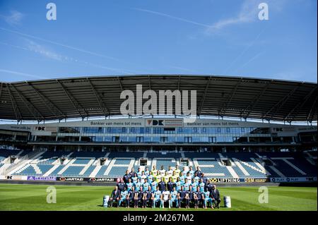 (Riga superiore L-R) Sven De Maere di Gent, Ofir Davidzada, rami Gershon, portiere Brian Vandenbussche, Kalifa Coulibaly, William Troost-Ekong, portiere Lovre Kalinic, Stefan Mitrovic, Darko Bjedov, fisioterapista Bert Bogaert, (Riga centrale superiore L-R), Koen Verzee, Tekie Tesfaldet, Louis Verstraete, Samuel Gigot, Portiere Jacob Rinne, portiere Youn Czekanowicz, portiere Yannick Thoelen, Jeremy Perbet, Thibault De Smet, Samuel Kalu, Gilbert De Lange, (fila centrale inferiore L-R), Dottor Luc Van den Bossche, Birger Verstraete, Thomas Matton, Kenneth Saief, Anderson Esiti, Fisioterapista Matti Mor Foto Stock