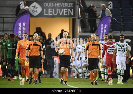 I giocatori di Cercle, l'arbitro Lothar Dhondt (C) e i giocatori di OHL raffigurati prima dell'inizio della partita della Jupiler Pro League tra OH Leuven e Cercle Brugge, a Leuven, venerdì 07 aprile 2017, il giorno 3 (su 6) del Play-off 3 del campionato di calcio belga. FOTO DI BELGA YORICK JANSENS Foto Stock