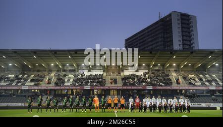 I giocatori di Cercle e quelli di OHL sono raffigurati prima dell'inizio della partita della Jupiler Pro League tra OH Leuven e Cercle Brugge, a Leuven, venerdì 07 aprile 2017, il 3° giorno (su 6) del Play-off 3 del campionato di calcio belga. FOTO DI BELGA YORICK JANSENS Foto Stock