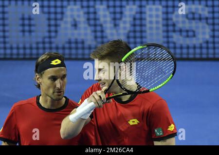 Il belga Ruben Bemelmans e il belga Joris De Loore hanno raffigurato durante la terza partita, una doppia partita tra i belgi Ruben Bemelmans e Joris De Loore e gli italiani Simone Bolelli e Alessandro Gianessi alla finale del Gruppo Mondiale della Coppa Davis tra Belgio e Italia, sabato 08 aprile 2017, a Charleroi. BELGA FOTO BENOIT DOPPAGNE Foto Stock